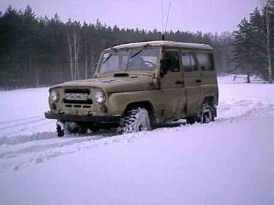 автомобиль УАЗ 31514 в цепях